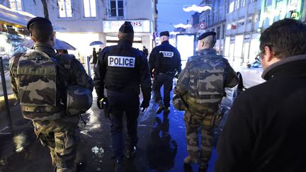 Une patrouille mixte de policiers et militaires sur le marché de Noël de Nancy, le 22 décembre 2016. (ALEXANDRE MARCHI / MAXPPP)