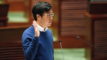 Le&nbsp;député Au Nok-hin prête serment, à Hong Kong (Chine), le 21 mars 2018. (ANTHONY WALLACE / AFP)