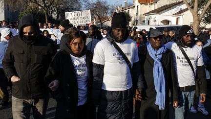 Des proches de l'adolescent tué à Thiais (Val-de-Marne) dans une rixe, le 21 janvier 2023. (GEOFFROY VAN DER HASSELT / AFP)