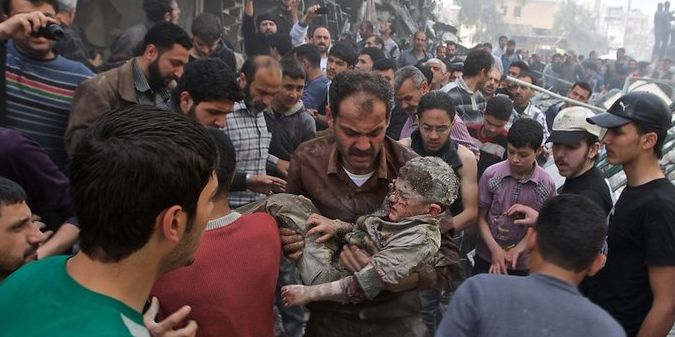 Après un bombardement entre les quartiers Ansari et Sukari. Un enfant est retrouvé vivant après deux heures passées sous les décombres (william Roguelon)