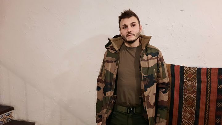 Arsène Sabanieev, 32 ans, anesthésiste franco-ukrainien, est né à Kiev et désormais installé à Lille. Il vient de passer trois semaines au poste médical avancé de Bakhmut. (AGATHE MAHUET / RADIO FRANCE)