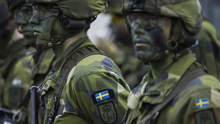 Des soldats d'un bataillon suédois de contre-espionnage, près de Stockholm, le 27 février 2024. (JONATHAN NACKSTRAND / AFP)