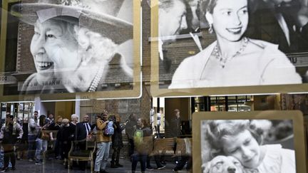 Les derniers hommages à la reine Elizabeth II et la file d'attente de milliers de personnes qui viennent s'incliner devant son cercueil, au Palais de Westminster, le 16 septembre 2022.&nbsp; (LOIC VENANCE / AFP)