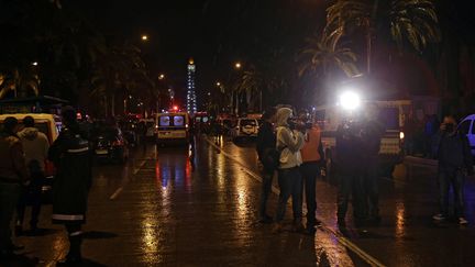 La police et les secours arrivent à Tunis, après l'explosion d'un bus de la sécurité présidentielle, mardi 24 novembre 2015 dans la capitale. (MAXPPP)