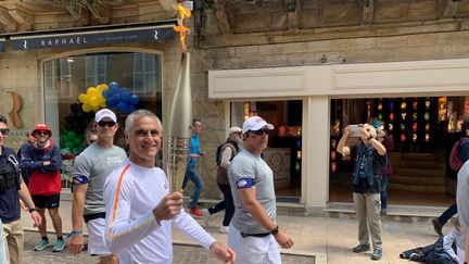 Attaque de Laurent Jalabert ! Enfin presque ! Le légendaire coureur cycliste aura dû se tenir au rythme de sénateur imposé aux porteurs de la flamme, 4 km/h dans les rues de Sarlat, en Dordogne. Encore moins vite qu'en queue de peloton de la Grande Boucle. (MARIE-ASTRID GUEGAN / FRANCE BLEU PÉRIGORD)