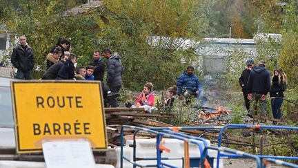 Des membres de la communaut&eacute; des gens du oyage autour d"un feu de camp &agrave; Moirans, dans l'is&egrave;re, le 21 octobre 2015. (PHILIPPE DESMAZES / AFP)