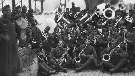 James Reese Europe et les Harlem Hellfighters à leur arrivée en Europe en 1917.
 (Underwood &amp;Underwood / National Archives and Records administration)