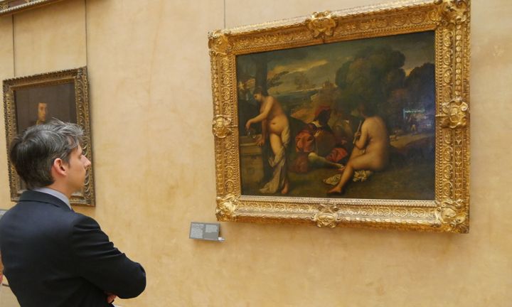 Laurent Muraro devant "Le Concert champêtre" de Titien au Louvre
 (Lorenzo Ciavarini Azzi/Culturebox)