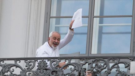 &nbsp; (Javad Zarif, le ministre iranien des Affaires étrangères, brandit un texte au balcon du palais Coburg, à Vienne © Maxppp)