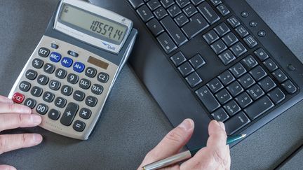 Une calculatrice et un clavier d'ordinateur utilisés par un comptable. (JEAN-MARC QUINET / MAXPPP)