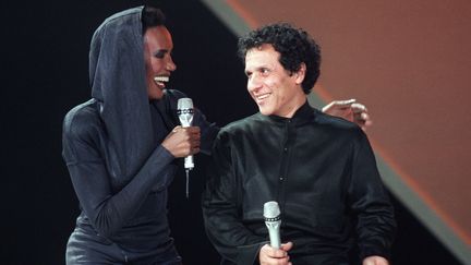 Grace Jones et Azzedine Alaïa, le 30 janvier 1987, lors de l'enregistrement d'une émission de télévision, au Palais omnisports de Paris-Bercy.&nbsp; (GEORGES BENDRIHEM / AFP)