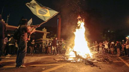 Des jeunes allument un feu &agrave; proximit&eacute; du Palais du gouvernement, &agrave; Sao Paulo (Br&eacute;sil), le 17 Juin 2013. (MIGUEL SCHINCARIOL / AFP)