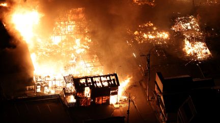 Un grand incendie ravage, le 1er janvier, une partie du centre-ville de Wajima, un petit port historique dans le nord de la péninsule de Noto, réputé pour ses produits artisanaux en laque. (STR / YOMIURI SHIMBUN / AFP)