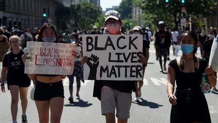 Des manifestants&nbsp;protestent contre la mort de George Floyd près de la Maison Blanche, à Washington (Etats-Unis), le 3 juin 2020.&nbsp; (OLIVIER DOULIERY / AFP)