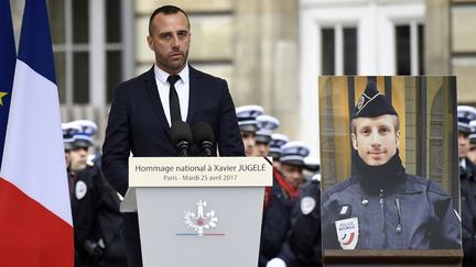 Étienne Cardiles, le mari de Xavier Jugelé, à l'hommage qui lui était rendu, le 25 avril 2017 à Paris. (BERTRAND GUAY / AFP)