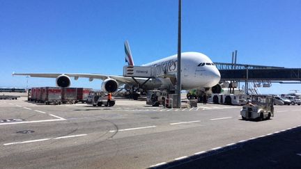 Un A380 d'Emirates à l'aéroport Nice-Côte-d'Azur (Alpes-Maritimes). (LAURENT VAREILLE / RADIO FRANCE)