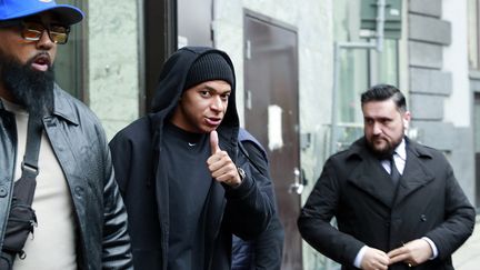 Kylian Mbappé sortant du Bank Hotel dans lequel il a passé une nuit, jeudi 10 octobre à Stockholm. (TT NEWS AGENCY)