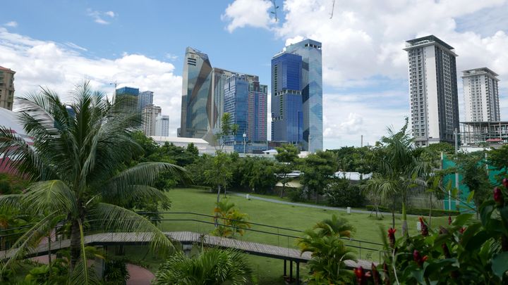 Vue du centre&nbsp;moderne de Phnom Penh.&nbsp;De nombreux secteurs comme la construction, le textile ou les services ont le vent en poupe. Les nouvelles technologies sont également très avancées au Cambodge. (EMMANUEL LANGLOIS / FRANCEINFO)