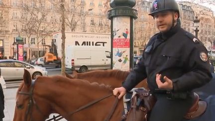 Les policiers à cheval sont mobilisés tous les samedis, pour encadrer les manifestations des "gilets jaunes". Une équipe de France 3 a suivi leur formation. (FRANCE 3)