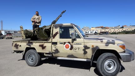 Un&nbsp;combattant d’un groupe armé fidèle au gouvernement d’accord national de Fayez Al-Sarraj, soutenu par l'ONU, à Tripoli, le 8 avril 2019.&nbsp; (AFP)