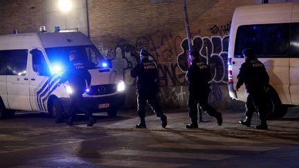 Des officiers de police interviennent après une attaque au couteau, à Bruxelles (Belgique), le 10 novembre 2022. (HATIM KAGHAT / BELGA / AFP)