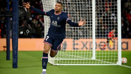 Le Parisien Kylian Mbappé célèbre son but face à Bruges, le mardi 7 décembre 2021. (FRANCK FIFE / AFP)