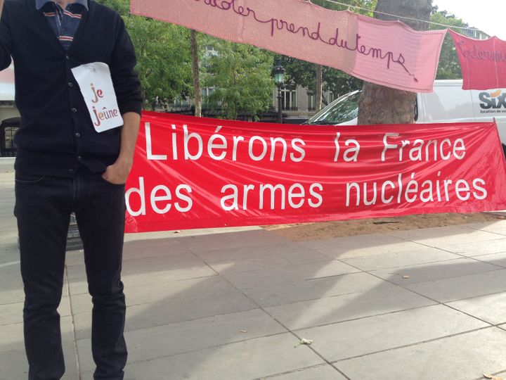 Bruno, 28 ans, est l'un des je&ucirc;neurs pr&eacute;sents place de la R&eacute;publique, le 6 ao&ucirc;t 2015. (ILAN CARO / FRANCETVINFO)