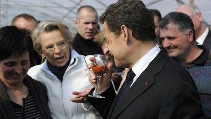 Michèle Alliot-Marie et Nicolas Sarkozy visitant une ferme dans le pays basque (AFP)