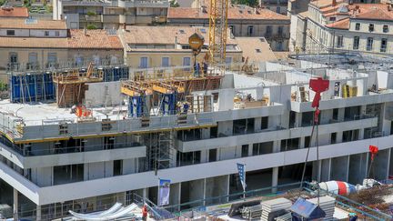 Un chantier dans le centre-ville de Montpellier (Hérault), le 24 juillet 2020.&nbsp; (NICOLAS GUYONNET / HANS LUCAS / AFP)