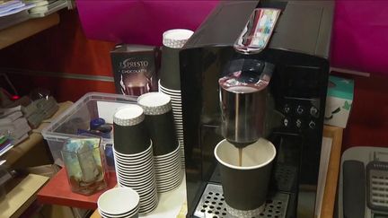 Dans un village de l'Ardèche, des cafés solidaires sont distribués pour aider les bars qui risquent de rester fermés jusqu'à la mi-janvier. (France 3)