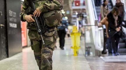 Un militaire patrouille à la gare Saint-Lazare à Paris, le 17 novembre 2015. (MAXPPP)