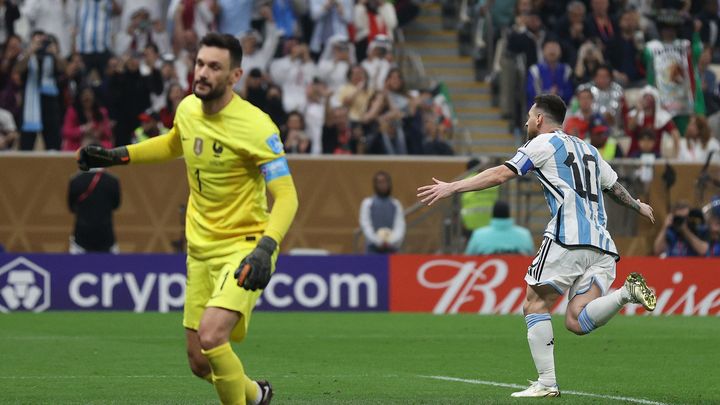 Après 23 minutes d'offensives argentines, Angel Di Maria est fauché par Ousmane Dembélé dans la surface. Lionel Messi trompe Hugo Lloris et ouvre le score sur le penalty. (ADRIAN DENNIS / AFP)