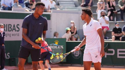 Giovanni Mpetshi-Perricard (à gauche) et&nbsp;Arthur Fils (à droite) remportent le titre juniors à Roland-Garros le 12 juin 2021. (CEDRIC LECOCQ / FFT)