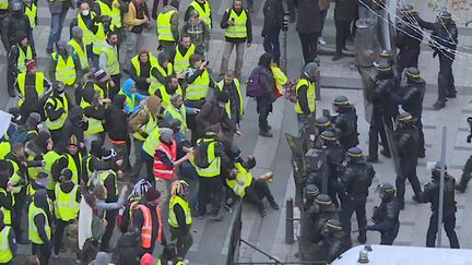 Gilets jaunes : des personnalités appellent Agnès Buzyn à "lever le voile" sur le nombre de blessés