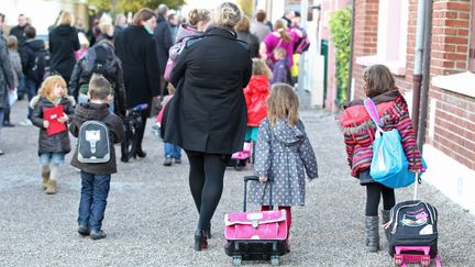 Des enfants sortent de l'&eacute;cole primaire, &agrave; Boves (Somme), le 4 novembre 2013. (FRED HASLIN / MAXPPP)