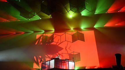 Le show du producteur australien Flume était impressionnant, tant au niveau musical que visuel, où des cubes lumineux trônaient devant et au-dessus de lui. 
 (Bernard Barbereau / FTV)