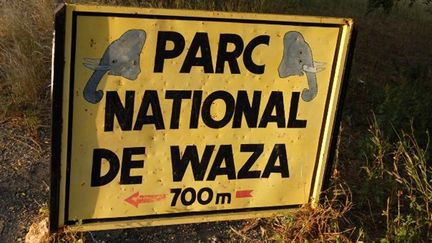 Un panneau photographi&eacute; en octobre 2008 indique l'entr&eacute;e du parc national de Waza, au Cameroun. Les sept Fran&ccedil;ais enlev&eacute;s le 19 f&eacute;vrier 2013 revenaient de ce parc lorsqu'ils ont &eacute;t&eacute; captur&eacute;s. (MARC PREEL / AFP)