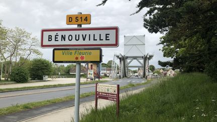 Entrée de ville Bénouville avec derrière le pont Pégasus.&nbsp; (JEAN-BAPTISTE MARIE / FRANCE-BLEU BASSE-NORMANDIE)