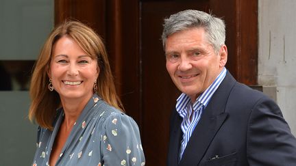 Carole et Michael Middleton se sont rendus &agrave; la maternit&eacute; de l'h&ocirc;pital St Mary de Londres (Grande-Bretagne), le 23 juillet 2013,&nbsp;o&ugrave; leur fille a donn&eacute; naissance &agrave; un gar&ccedil;on, h&eacute;ritier de la couronne britannique, la veille. (BEN STANSALL / AFP)