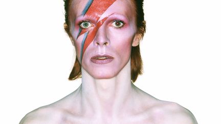 Pour créer la pochette de l'album Aladdin Sane en 1973, Bowie collabore avec le maquilleur Pierre Laroche et le photographe Brian Duffy. Leur création d'un Bowie zébré de rouge et bleu deviendra l'une des images les plus identifiables de la culture populaire, reproduite à l'infini. L'exposition propose notamment la précieuse planche contact de cette séance photo historique.
 (Photographie de Brian Duffy - Photo © Duffy Archive &amp; The David Bowie Archive.)