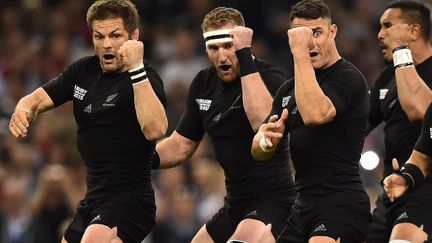 Richie McCaw, Kieran Read et Daniel Carter lors du haka (GABRIEL BOUYS / AFP)