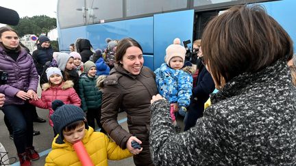 Arrivée à St-Gilles-Croix-de-Vie d'une cinquantaine de réfugiés ukrainiens le 6 mars, principalement&nbsp;des femmes et des enfants. Ils ont été accueillis par plusieurs familles vendéennes.&nbsp; (J?R?ME FOUQUET / MAXPPP)