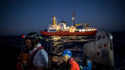 L'Aquarius le 26 décembre 2017, lors d'une opération de sauvetage au large des côtes libyennes. (FEDERICO SCOPPA / AFP)