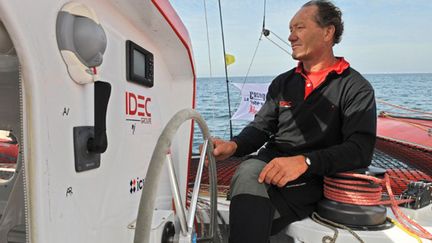 Francis Joyon à la barre de son bateau (FRED TANNEAU / AFP)