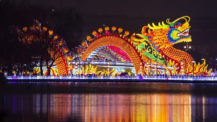 Un dragon lumineux pour le Nouvel An chinois à Xian (Chine), le 29 janvier 2022. (STR / AFP)