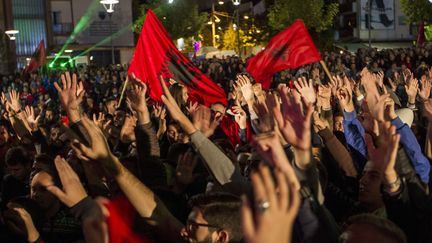 La joie des supporters albanais à Pristina, capitale du Kosovo, pour la qualification albanaise à l'Euro 2016, le 11 octobre 2015. (VISAR KRYEZIU/AP/SIPA / AP)