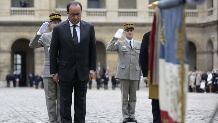 &nbsp; (François Hollande se recueille devant le drapeau français © Sipa/Philippe Wojazer)