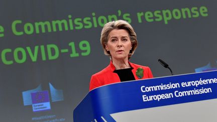 L'Allemande Ursula von der Leyen, présidente de la Commission européenne, lors d'une conférence de presse sur le projet de "certificat vert numérique", le 17 mars 2021 à Bruxelles. (JOHN THYS / AFP)