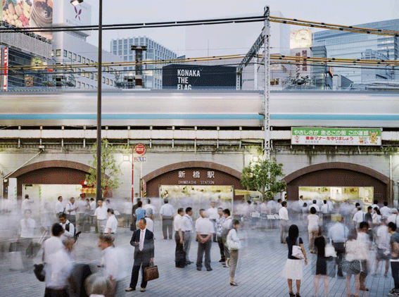 &nbsp; (A Tokyo, parvis de la gare de Shimbashi; un anonyme parmi le flou du mouvement. © Géo  Martin Roemers.)