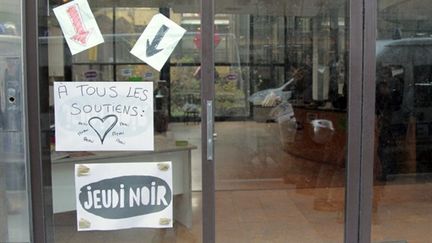 Les militants de l'association Jeudi Noir occupent depuis fin décembre 2010 un immeuble de bureaux proche de l'Elysée. (AFP - Jacques Demarthon)